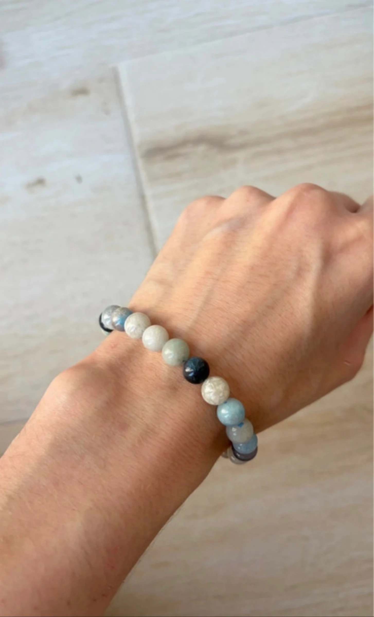 Pulsera de trolita natural 6 mm – tonos azul cielo